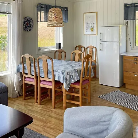 5 Person In Aver Y Holiday home Stokke (More og Romsdal)