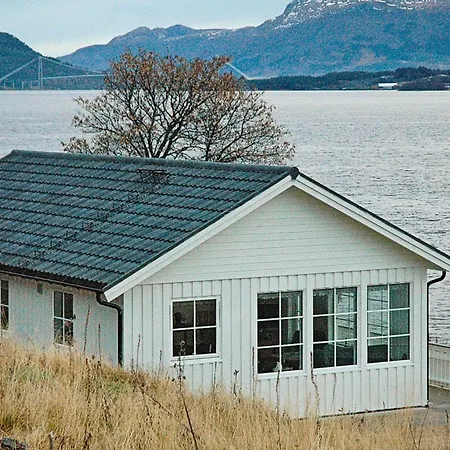 5 Person In Aver Y Holiday home Stokke (More og Romsdal)